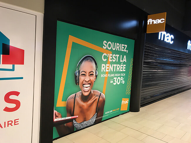 Pose Adhésif FNAC avec photo de femme souriante