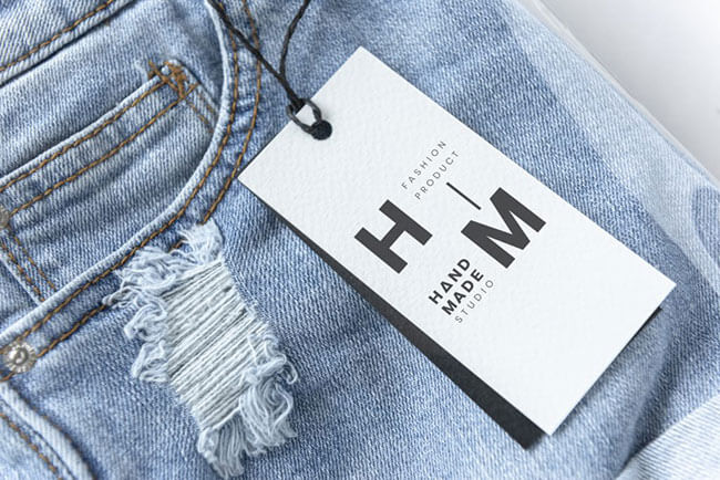étiquette prix en papier pour vêtement posée sur un jean